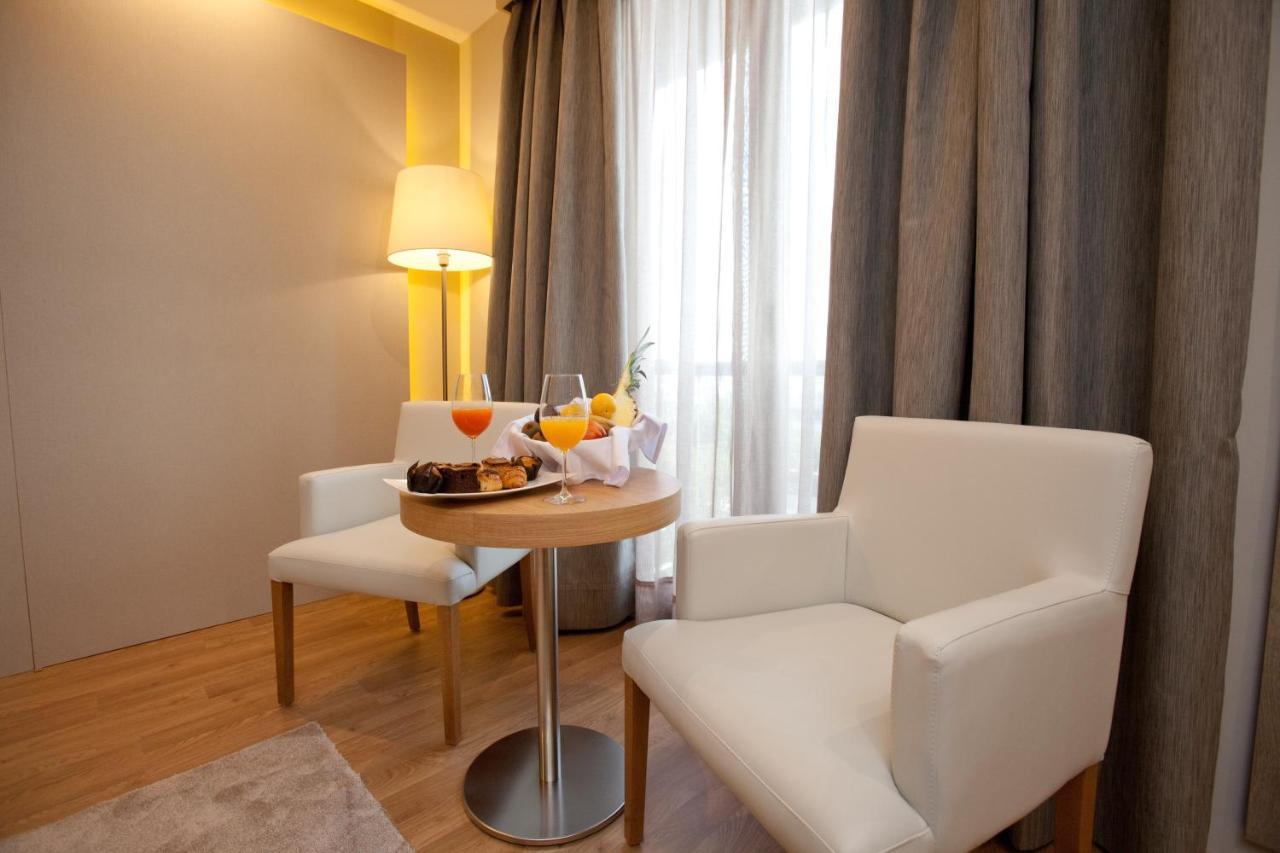 M.A. Hotel Sevilla Congresos Екстер'єр фото